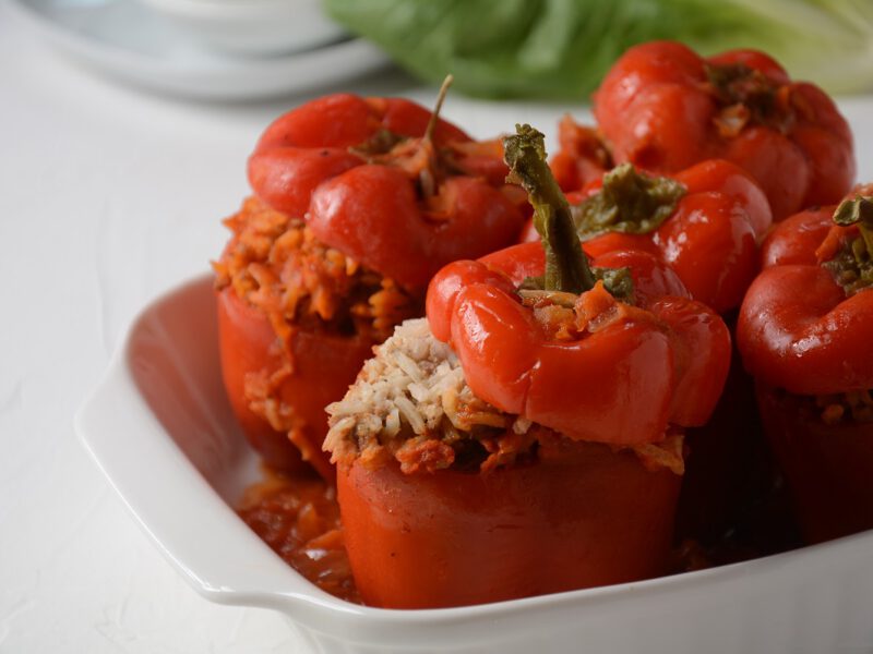 Paprika gefüllt mit Champignonrisotto in Auberginen-Tomaten-Sauce