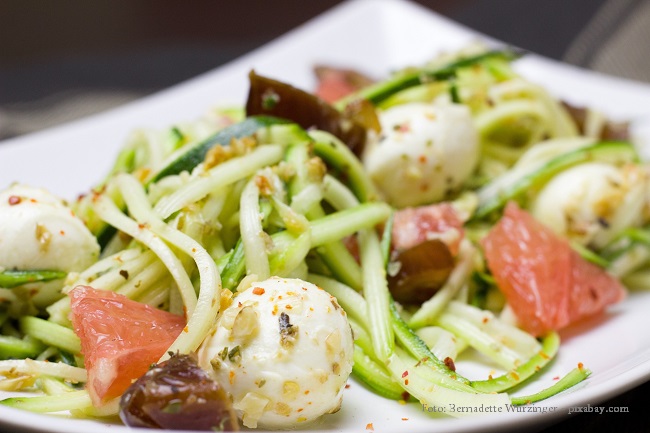 Zucchini Salat mit Datteln und Mozzarella