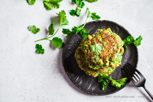 Zucchini Puffer mit Haferflocken, Käse und Petersilie